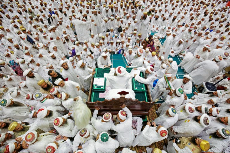 Syedna Mufaddal Saifuddin, the Spiritual leader of India's Dawoodi Bohra Muslims, leads a gathering to commemorate the 40th day after Ashura, commemorating the seventh century killing of Prophet Mohammed's grandson Imam Hussein, in Kuwait City on September 16, 2022. - Arbaeen marks the end of the 40-day mourning period for the killing of Imam Hussein -- a founding figure in Shiite Islam -- by the forces of the caliph Yazid in Karbala in 680 AD. (Photo by YASSER AL-ZAYYAT / AFP)