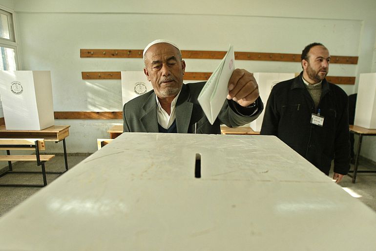 A Palestinian man casts his ballot in Beit Hanoun, northern Gaza Strip, 27 January 2004. Voting began today in ten localities in the first municipal elections organised in the Gaza Strip. AFP PHOTO/MAHMUD HAMS (Photo by MAHMUD HAMS / AFP)