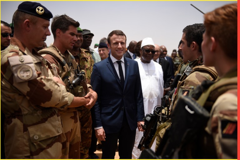 الرئيس الفرنسي إيمانويل ماكرون ورئيس مالي إبراهيم بوبكر كيتا يزوران القوات الفرنسية في منطقة الساحل الأفريقي في جاو ، شمال مالي ، 19 مايو 2017.
