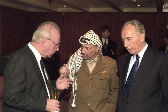 Israel's Defence Minister Shimon Peres (R) stands next to Palestinian leader Yasser Arafat and Israel's Prime Minister Yitzhak Rabin (L) after they were awarded the Noble Peace Prize in Oslo October 12, 1994 in this handout photo released by the Israeli Government Press Office (GPO). REUTERS/Ya'acov Sa'ar/Handout/GPO (NORWAY - Tags: POLITICS MILITARY) FOR EDITORIAL USE ONLY. NOT FOR SALE FOR MARKETING OR ADVERTISING CAMPAIGNS. ISRAEL OUT. NO COMMERCIAL OR EDITORIAL SALES IN ISRAEL