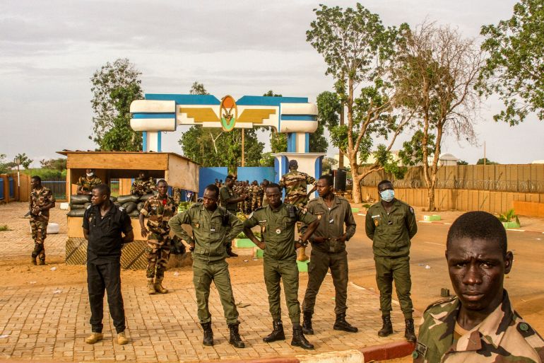 قوات الأمن النيجرية في حراسة أمام قاعدة للجيش الفرنسي في نيامي (رويترز)