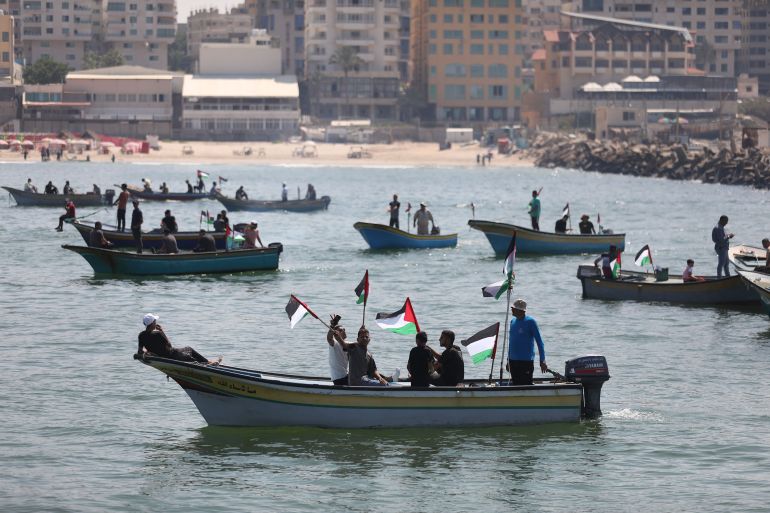طالب عشرات الفلسطينيين في غزة، السبت، بإنهاء الحصار الإسرائيلي المفروض على القطاع منذ عام 2007. جاء ذلك خلال وقفة نظمتها "الحملة الدولية لكسر الحصار عن قطاع غزة" (غير حكومية)، داخل ساحة ميناء غزة. ورفع المشاركون بالوقفة لافتات تطالب بتدخل دولي لكسر الحصار الإسرائيلي، كما أعلنت الحملة الدولية إطلاق حملة بعنوان "افتحوا موانئ غزة"، ستشارك بها عدة دول عربية وأوروبية للفت الأنظار إلى معاناة المواطنين في قطاع غزة. وبعد الوقفة، انطلقت من شواطئ غزة عدة مراكب صغيرة تحمل أعلام فلسطين في "مسير بحري"، إيذاناً ببدء فعاليات الحملة. ( Mustafa Hassona - وكالة الأناضول )