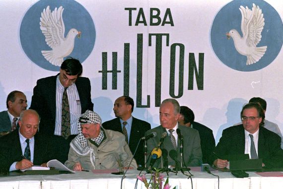 الرئيس الفلسطيني الراحل ياسر وقع الرئيس الفلسطيني الراحل ياسر عرفات اتفاف أوسلو مع رئيس الوزراء الإسرائيلي إسحق رابين في 13 سبتمبر/أيلول 1993