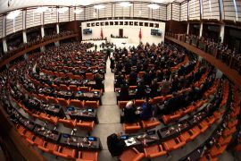 افتتح البرلمان التركي أعماله وسط جدل سياسي حول شكل الدستور الجديد الذي سيعده هذا البرلمان