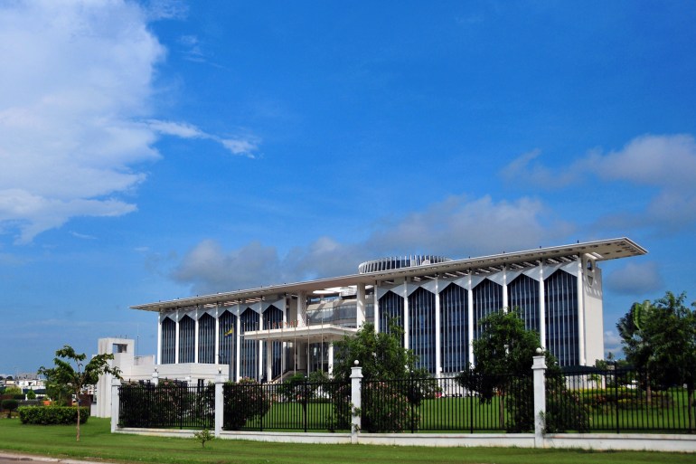Libreville, Estuaire Province, Gabon: the Senate - diplomatic quarter - photo by M.Torres