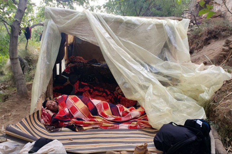 كوخ من الخشب والبلاستيك ينام فيه منكوبو الزلزال في قرية أمندار بإقليم الحوز