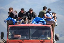 نازحون من قره باغ يصلون إلى قرية حدودية داخل أرمينيا (رويترز)
