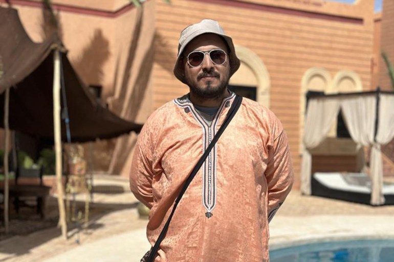 عبد العزيز الشافعي مرشد سياحي في استوديو الأطلس للتصوير السينمائي بورزازات (الجزيرة نت)