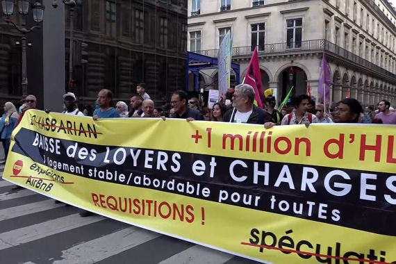 متظاهرون في باريس ومدن فرنسية أخرى للتنديد بمشروع قانون الهجرة الجديد وللمطالبة بتوفير شروط سكن مناسبة للجميع بمن فيهم المهاجرون غير النظاميين .