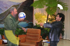 الرئيس الكوبي فيدل كاسترو (يسار) وهو يلعب بكرة القدم مع نجم كرة القدم الأرجنتيني السابق دييغو أرماندو مارادونا