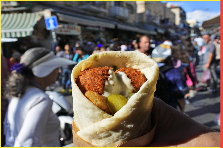 تروِّج المطاعم الإسرائيلية في أوروبا إلى أن الفلافل التي نشأت قبل وقت طويل من إنشاء تل أبيب نفسها على أنها "الوجبة الخفيفة الوطنية (الإسرائيلية)".