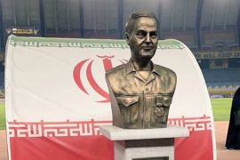 تمثال لقاسم سليماني في ملعب مباراة الاتحاد السعودي وسيباهان الإيراني (مواقع التواصل الاجتماعي)