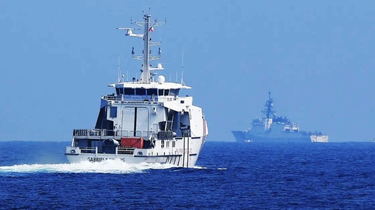 Philippine coast guard patrol boat Gabriela Silang (L) and US coast guard ship Stratton (R) take part in a maritime exercise with Japan in the South China Sea off Mariveles, Bataan province on June 6, 2023. (File photo: AFP)
