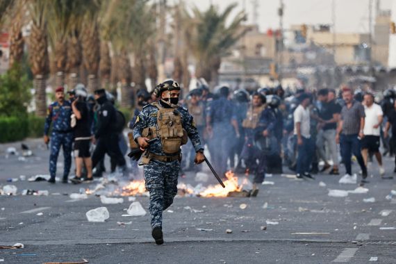 Federal police officers attempt to disperse Iraqi protesters as they gather to mark the fourth anniversary of the anti-government protests, in Baghdad, Iraq October 1, 2023. REUTERS/Thaier Al-Sudani