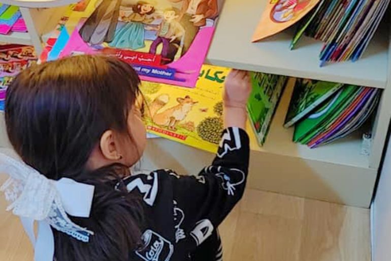 "قارئ في كل بيت، مكتبة في كل حيّ".. أطفال ونسوة في صنعاء يتوجهون للقراءة في "صالون نون"