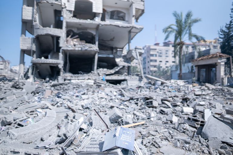 تدمير المنشأة التعليمية الدولية التابعة لمؤسسة التعليم فوق الجميع خلال القصف في غزة
