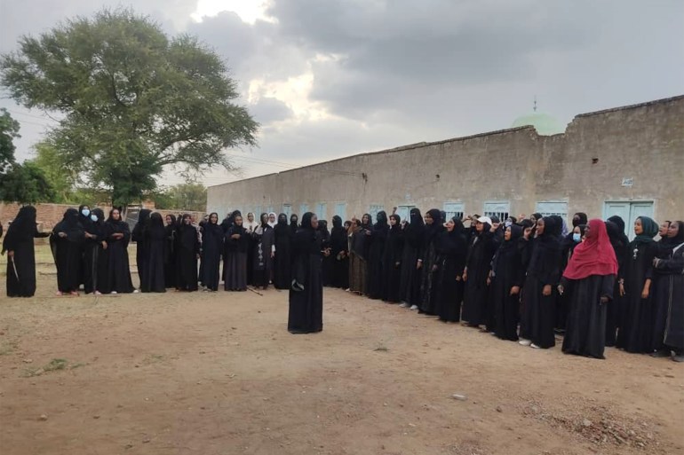 عدد من نساء معسكرات التدريب يتهمن قوات الدعم السريع بارتكاب انتهاكات بحقهن (الجزيرة)