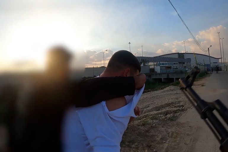 أسرى إسرائيليون بدون زي عسكري من حساب تليغرام الخاص بكتائب القسام