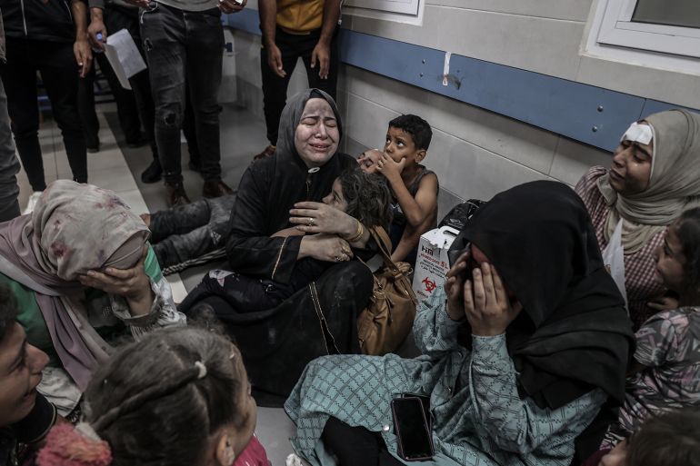 المتحدث باسم وزارة الصحة بغزة: ارتفاع عدد الشهداء إلى 500 جراء القصف الإسرائيلي على المستشفى الأهلي المعمداني بغزة. ونتيجة لهذا الهجوم، تم نقل العديد من الجرحى إلى مستشفى الشفاء في مدينة غزة. (علي جاد الله – وكالة الأناضول)
