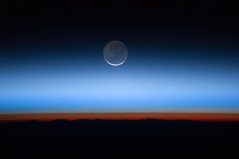 صورة تظهر طبقات الغلاف الجوي للأرض التقطها رائد فضاء على متن محطة الفضاء الدولية 2011 (ناسا)
