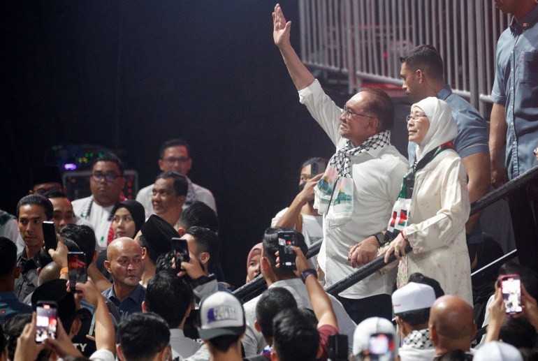Malaysia Prime Minister Anwar Ibrahim gestures during a solidarity gathering to show support for Palestinians, amid escalating conflict between Israel and Hamas, in Kuala Lumpur, Malaysia, October 24, 2023. REUTERS/Hasnoor Hussain