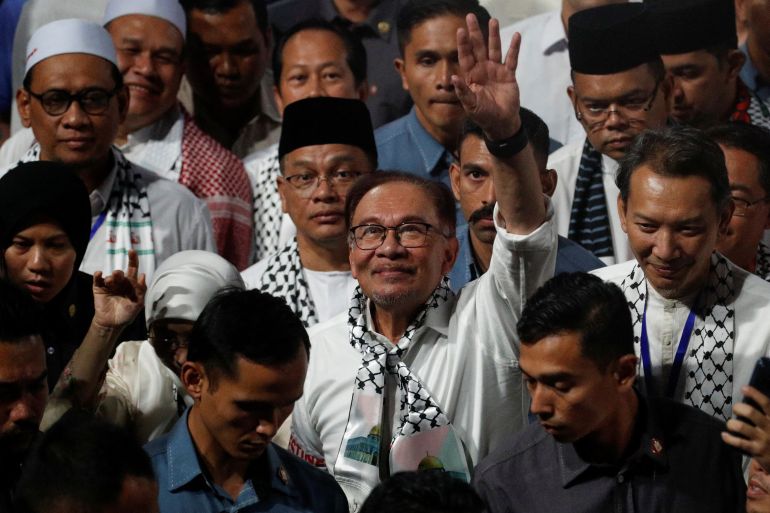 Malaysia Prime Minister Anwar Ibrahim waves during a solidarity gathering to show support for Palestinians, amid escalating conflict between Israel and Hamas, in Kuala Lumpur, Malaysia, October 24, 2023. REUTERS/Hasnoor Hussain