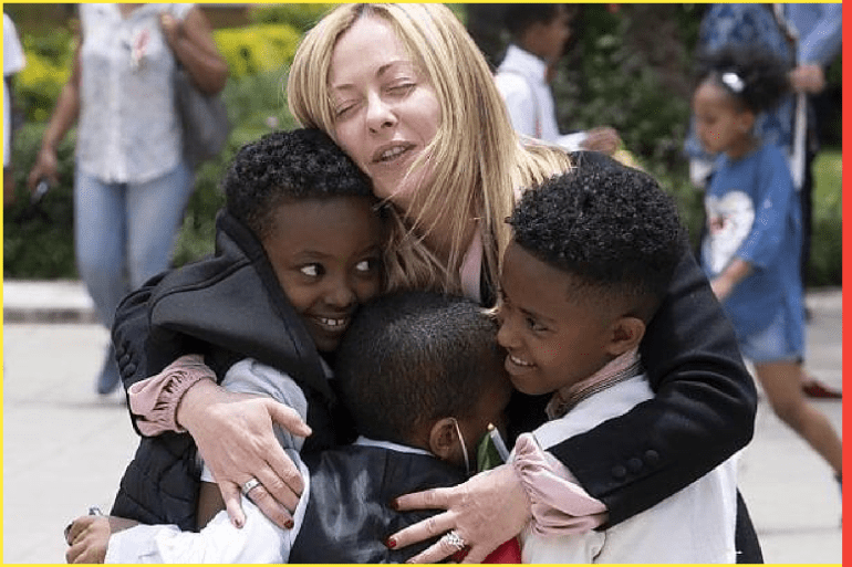 رئيسة الوزراء الإيطالية تحتضن 3 أطفال خلال زيارتها إلى إثيوبيا. (مصدر الصورة: صحيفة ريبوبليكا الإيطالية).