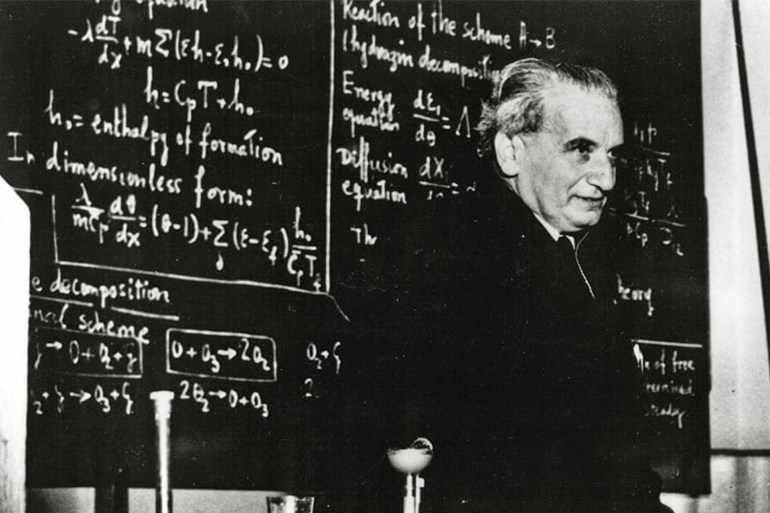 ثيودور فون كارمان في مختبر الدفع النفاث التابع لمعهد كاليفورنيا للتكنولوجيا، الولايات المتحدة الأمريكية، عام 1950 (غيتي)