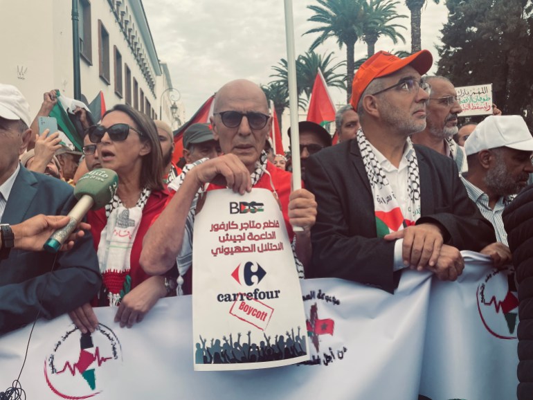 سيون أسيدون الناشط المغربي في حركة المقاطعة العالمية "بي دي أس" خلال مشاركته في مسيرة الرباط الداعمة لغزة (الجزيرة)