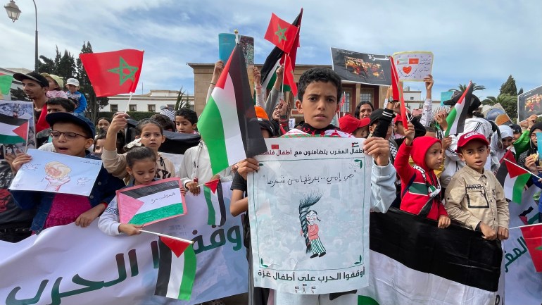وقفة تضامنية لأطفال المغرب مع أطفال فلسطين (الجزيرة)