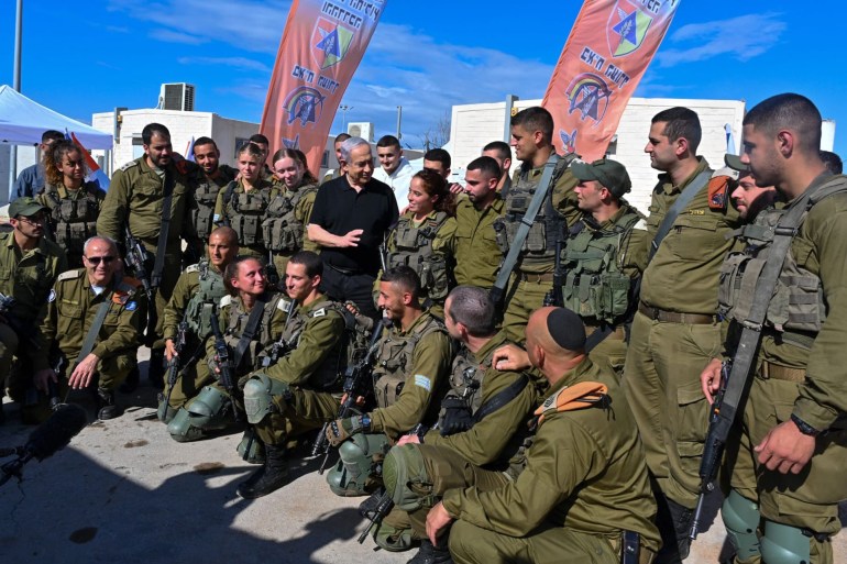 نتنياهو يبحث عن صورة انتصار بين قوات الجيش، حيث يتعمد التقاط الصور مع الجنود والوقات المنتشرة على طول الجبهة مع غزة