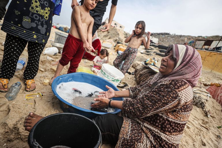 There is a water crisis in Gaza due to the stopping of the water flow in the water pipes going from Israel to the Gaza Strip and the collapsing infrastructure. Desperate to meet their water needs, Palestinians in the city of Deir Al Balah came to the beach and washed their laundry with sea water.