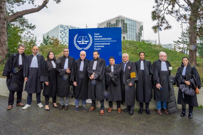 رفع أعضاء القضاء الفرنسي الأحد عشر الذين حضروا أمام المحكمة الجنائية الدولية في لاهاي