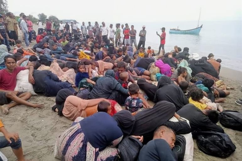 بعد غرق وعودة قوارب سابقة....قارب خشبي آخر يقل نحو مائتي لاجيء روهنغي يصل سواحل آتشيه الإندونيسية حساب إكس الخاص بـ Aung Kyaw Moe @akmoe2