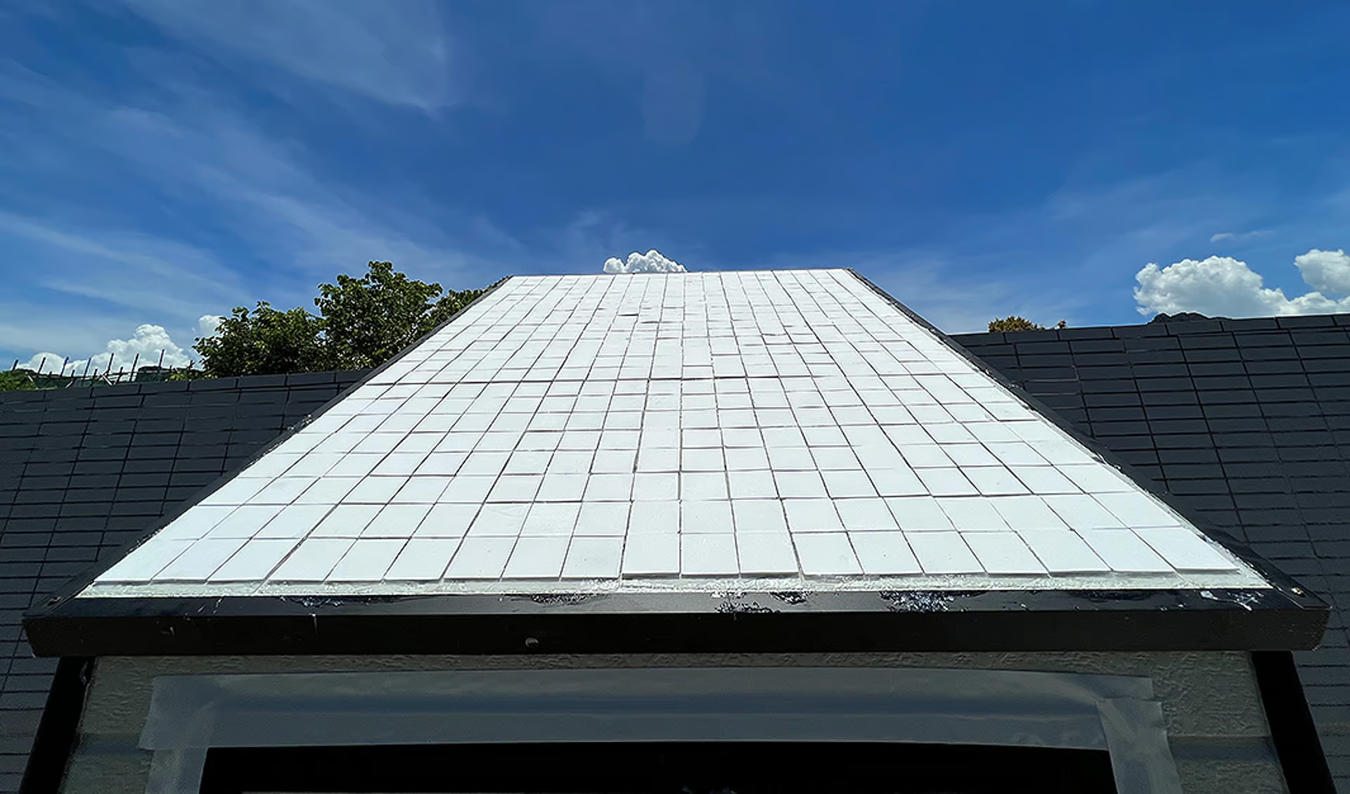 تجربة السيراميك الأبيض على اسطح احد المنازل لتخفيف درجة الحرارة - جامعة هونكونغ