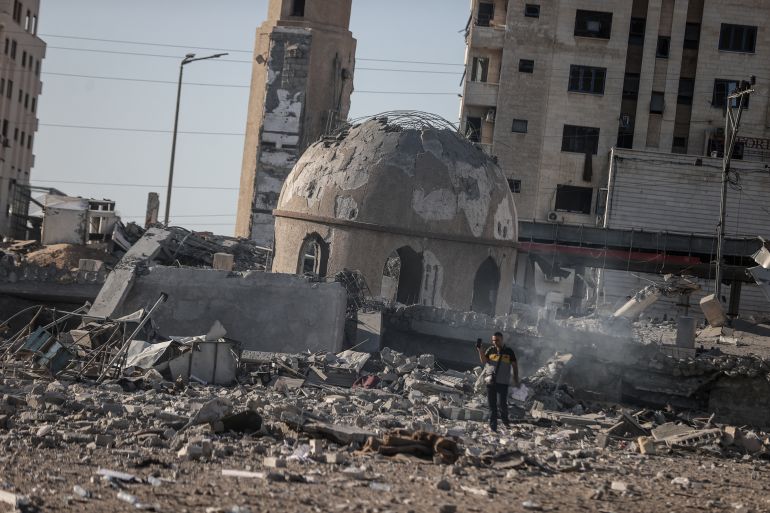 دمر الجيش الإسرائيلي، مسجد الشيخ زايد آل نهيان، بمنطقة الكتيبة، غربي مدينة غزة، ليكون بذلك المسجد الثالث الذي يتعرض لقصف إسرائيلي، السبت. ( Ali Jadallah - وكالة الأناضول )