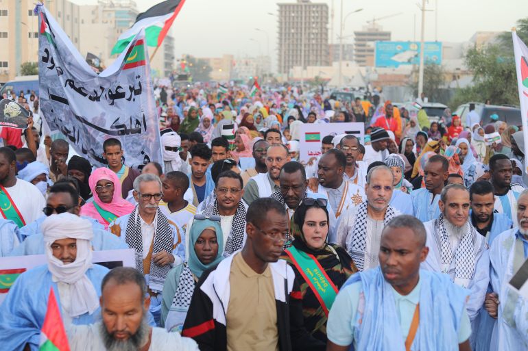 متظاهرون موريتانيون وسياسيون خلال مسيرة داعمة لغزة (الجزيرة)