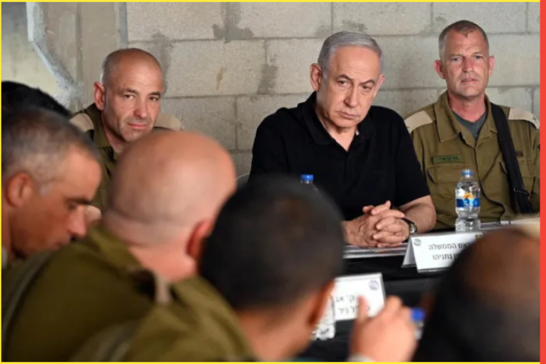 Israeli Prime Minister Benjamin Netanyahu meets with soldiers as he visits an Israeli army base in Tze'elim, Israel November 7, 2023. Israeli Government Press Office/Haim Zach/Handout via REUTERS THIS IMAGE HAS BEEN SUPPLIED BY A THIRD PARTY. MANDATORY CREDIT (REUTERS)
