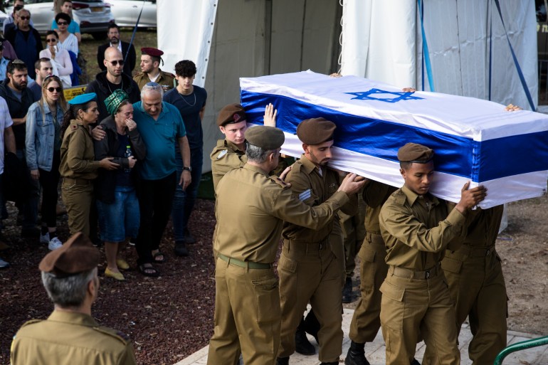 تشييع أحد عناصر لواء النخبة الإسرائيلي غولاني قتل في معارك غزة (غيتي إيميجز)