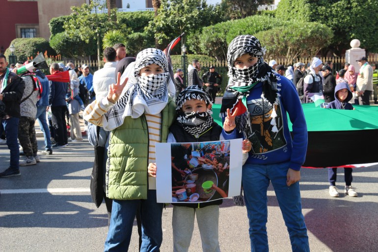 المغرب/ الرباط/ سناء القويطي/ ثلاث أطفال يقولون إنهم يمثلون شخصية أبو عبيدة في هذه المسيرة الشعبية / مصدر الصور: سناء القويطي