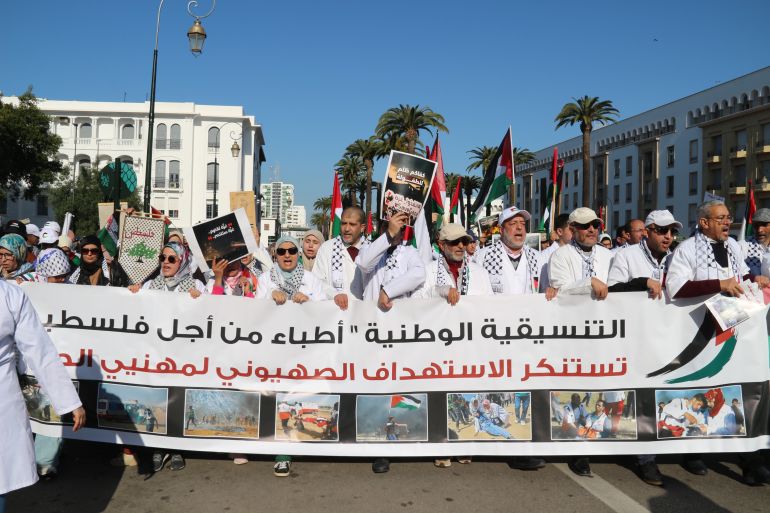 المغرب/ الرباط/ سناء القويطي/ الأطباء حضروا المسيرة لاستنكار استهداف المستشفيات والطواقم الصحية / مصدر الصور: سناء القويطي