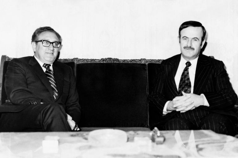 File picture released on January 30, 1974 shows US Secretary of State, Henry Kissinger (L), meeting Syrian President Hafez al-Assad (R) in Damascus. AFP PHOTO/STR (Photo by STRINGER / AFP)