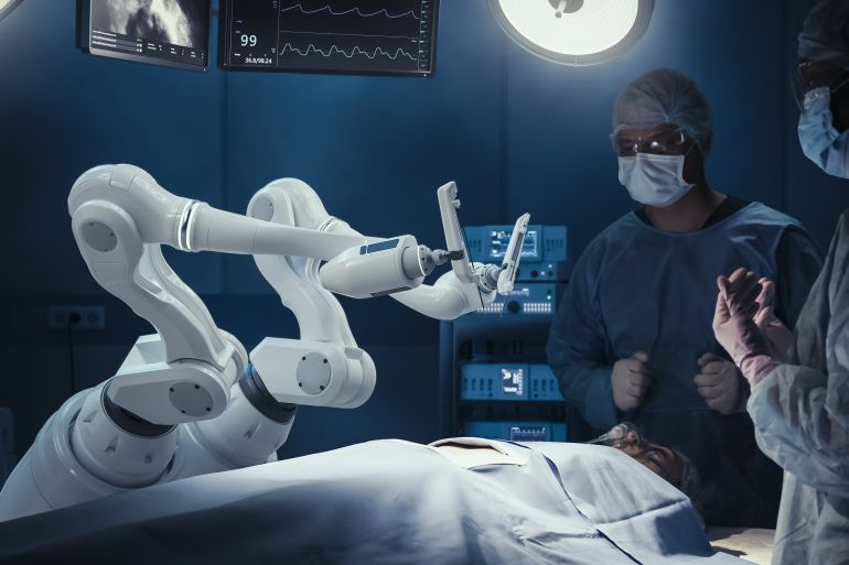 تساعد الروبوتات الطبية في المستشفيات في أداء المهام الجراحية والعلاجية بدقة وأمان أكبر