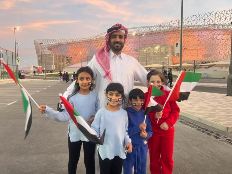 المحمدي يحضر رفقة أطفاله لدعم منتخب قطر (الجزيرة)