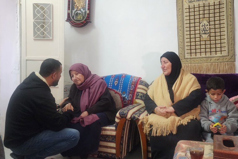 ‎⁨صورة 3- فلسطين- عزيزة نوفل- رام الله- والدة الشهيد العاروري وشقيقاته - الجزيرة نت ⁩.jpg