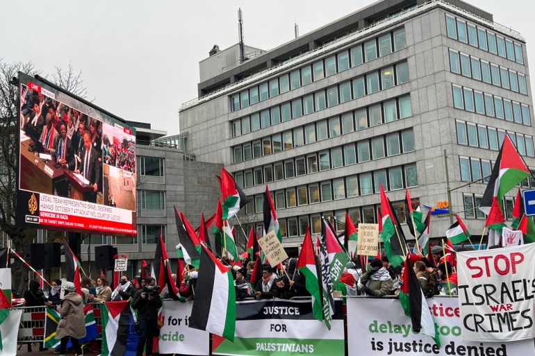 وقفة احتجاجية لمنظمات مؤيدة لفلسطين خارج العدل الدولية دعما لدعوى جنوب أفريقيا ضد إسرائيل "