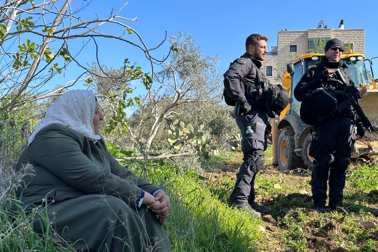 أعمال تجريف استطيانية في حي بيت صفافا في القدس
