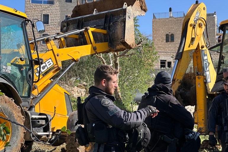 أعمال تجريف استطيانية في حي بيت صفافا في القدس