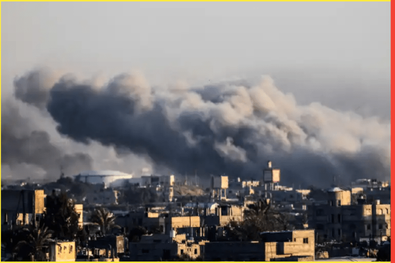 TOPSHOT - This photograph taken on January 22, 2024 from Rafah, shows smoke billowing during Israeli bombardment over Khan Yunis in the southern Gaza Strip, amid ongoing battles between Israel and the Palestinian militant group Hamas. (Photo by AFP) (الفرنسية)