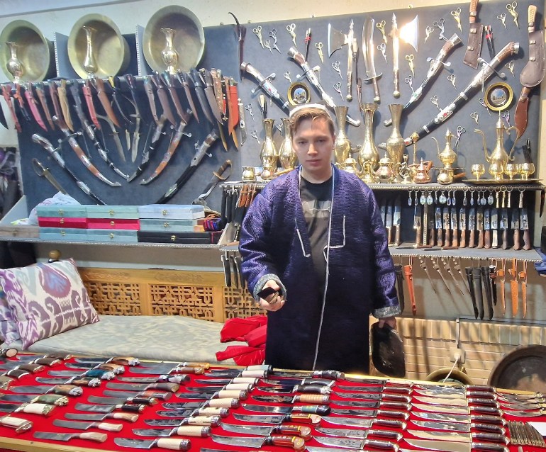 تتوارث الأجيال في أوزبكستان صناعة السكاكين يدويا، كحرفة تقليدية يتعلمها الأبناء عن الآباء منذ الصغر، وحتى قبل تعلم القراءة والكتابة في بعض الحالات.
